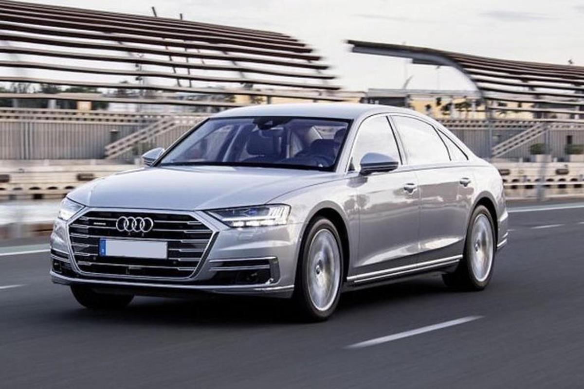 un'Audi argentata che percorre un'autostrada