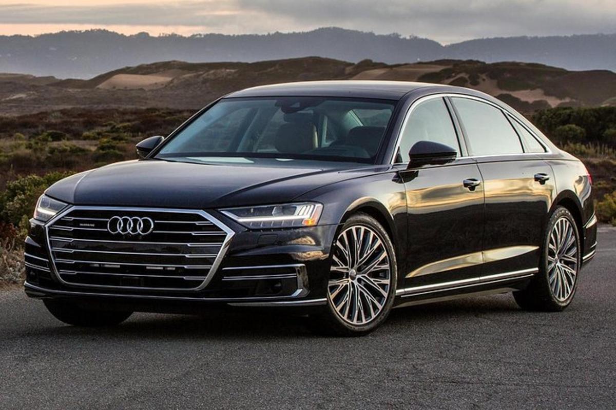 un'auto Audi nera parcheggiata su una strada