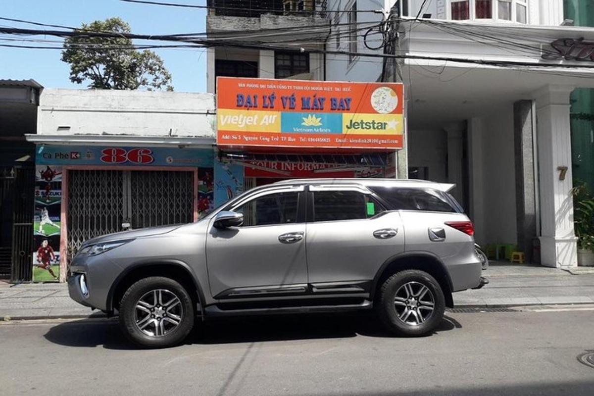 一辆银色SUV停在路边