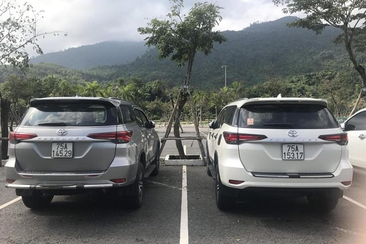 to sølvfarvede biler parkeret på en parkeringsplads