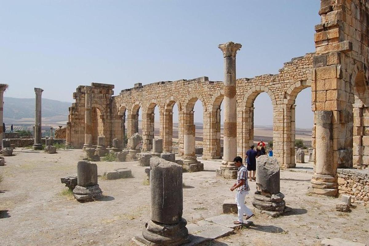 مجموعة من الأشخاص يقفون أمام مبنى