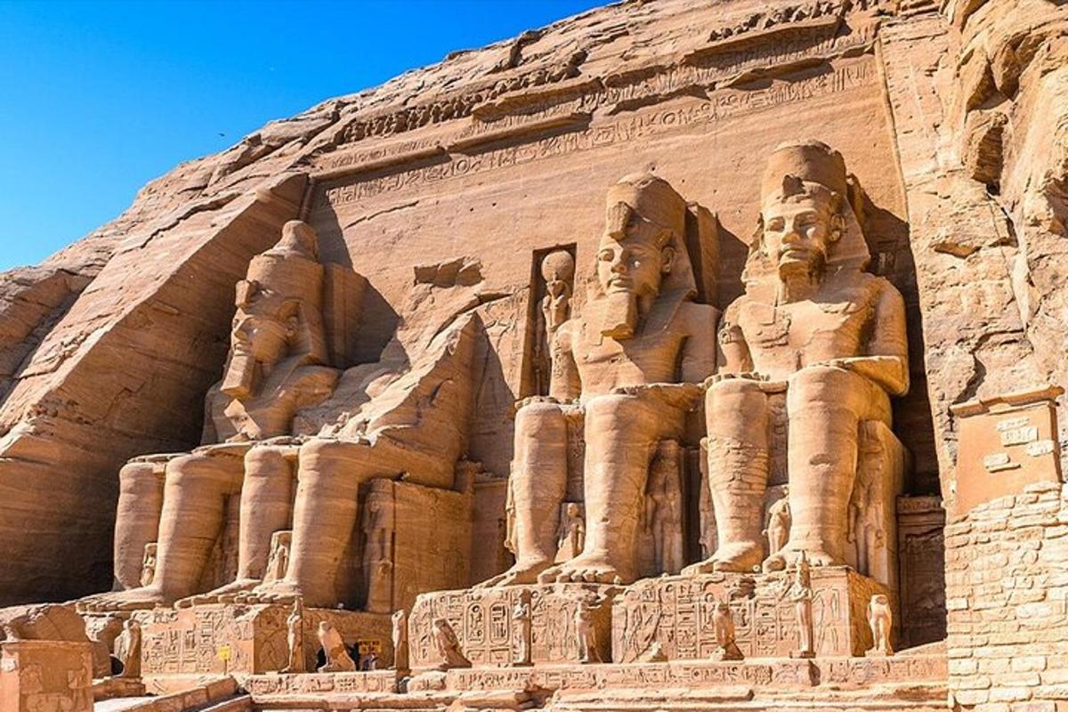 崖の側面にある彫像のある大きな建物