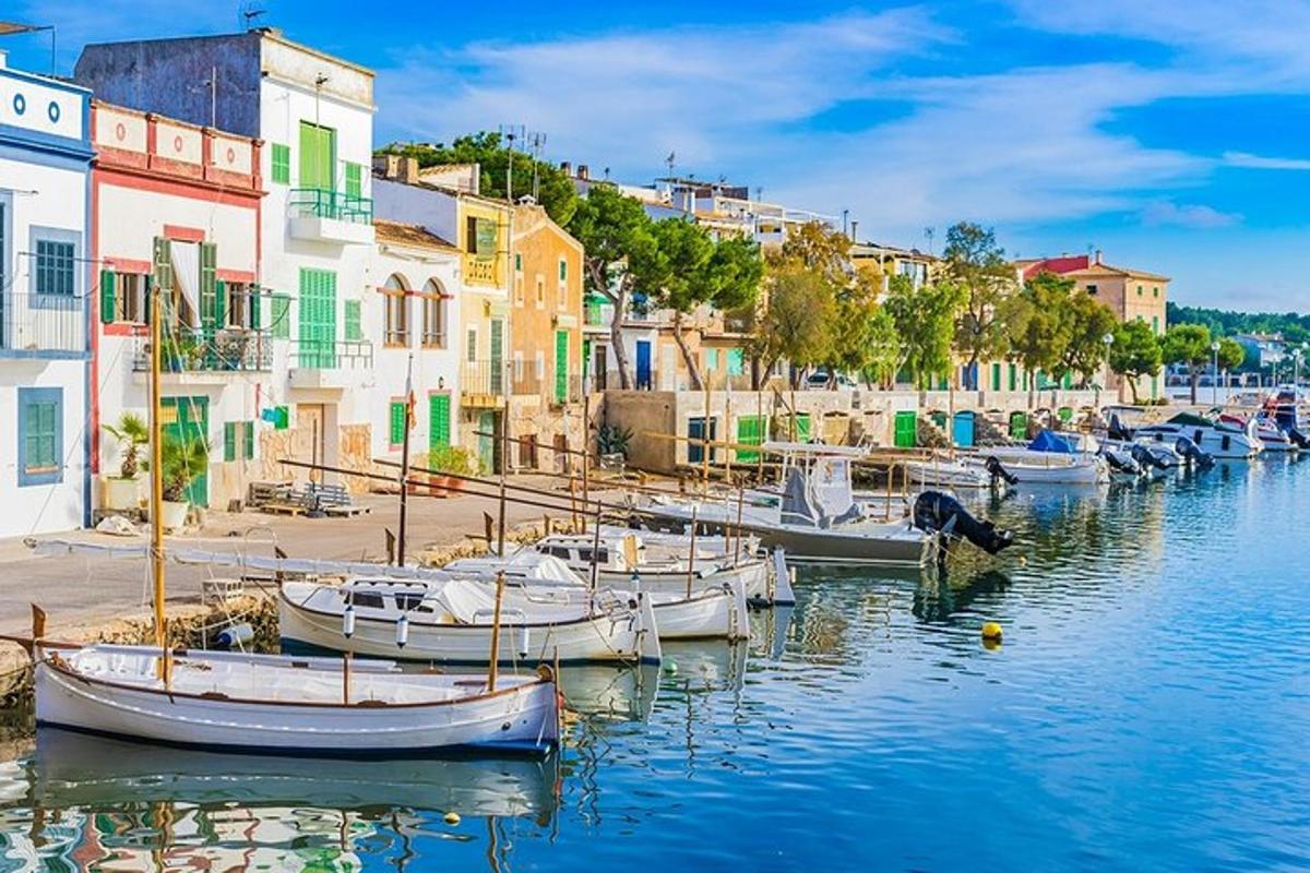 Un grupo de barcos atracados en un puerto con edificios.