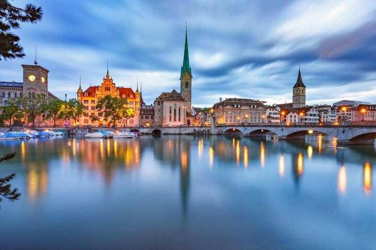 město s řekou, mostem a budovami