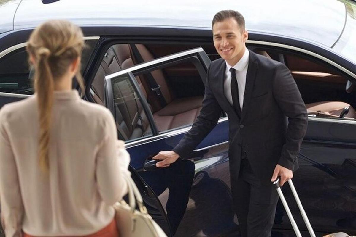 um homem e uma mulher saindo de um carro
