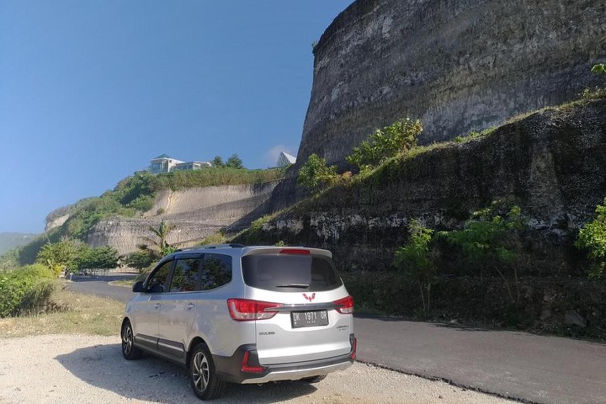 um carro branco estacionado na encosta de uma colina