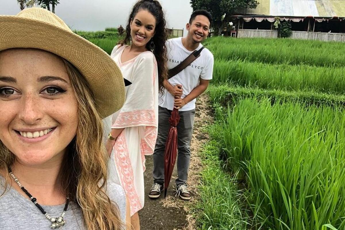um grupo de pessoas em pé em frente a um campo