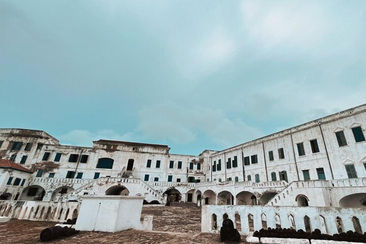 un gran edifici blanc amb moltes finestres
