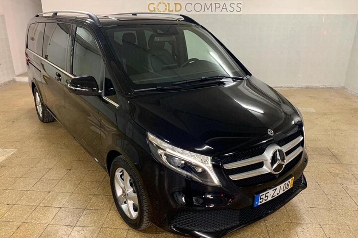 Una camioneta negra está estacionada en una habitación