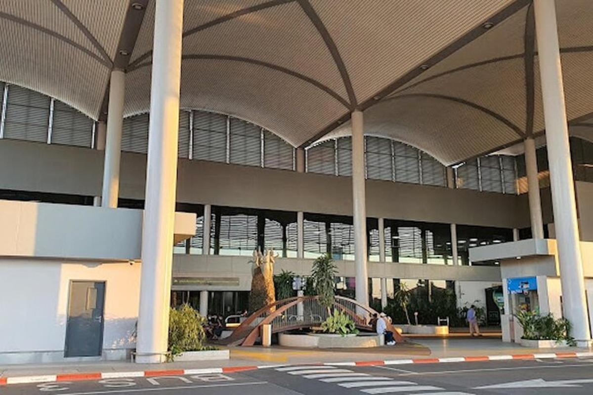 בניין גדול שבמרכזו מזרקה