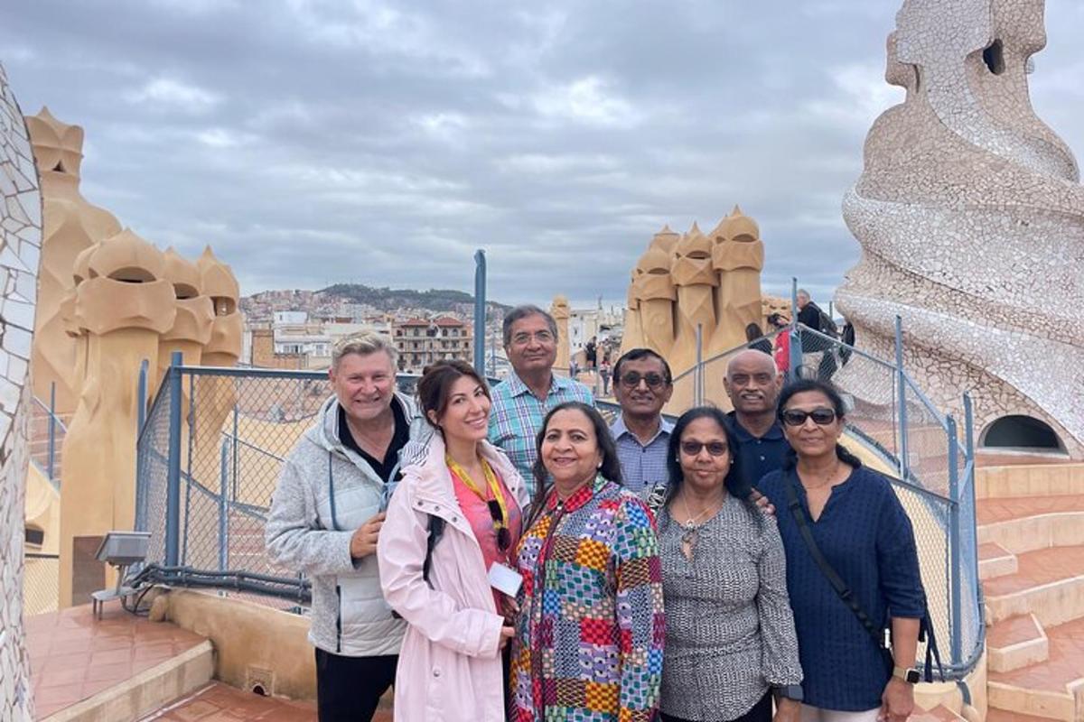 un gruppo di persone in posa per una foto davanti a un monumento