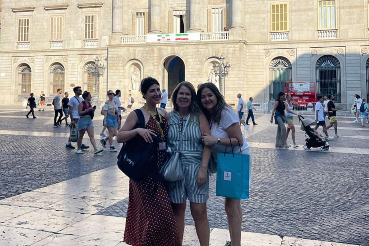 tre donne posano per una foto davanti a un edificio
