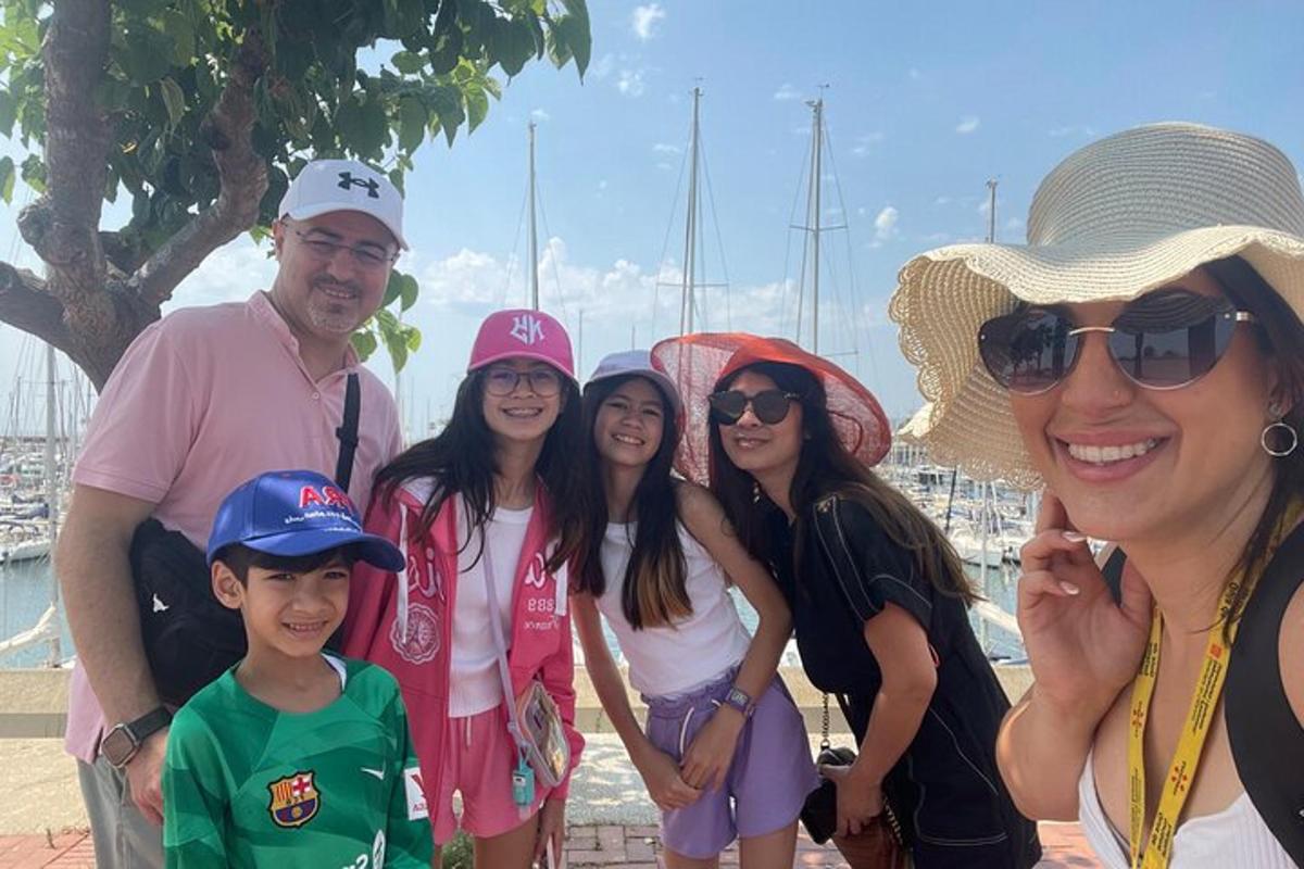 un gruppo di persone che posano per una foto
