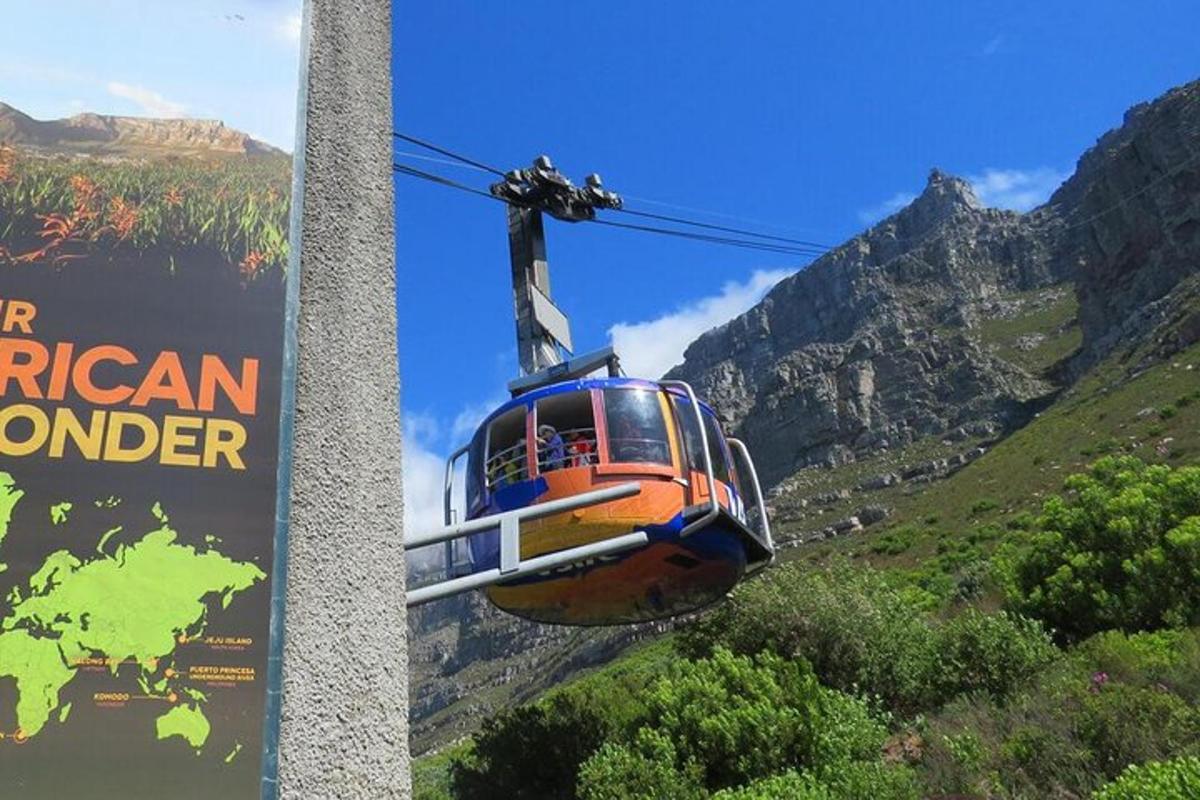 ένα τελεφερίκ μπροστά από ένα βουνό