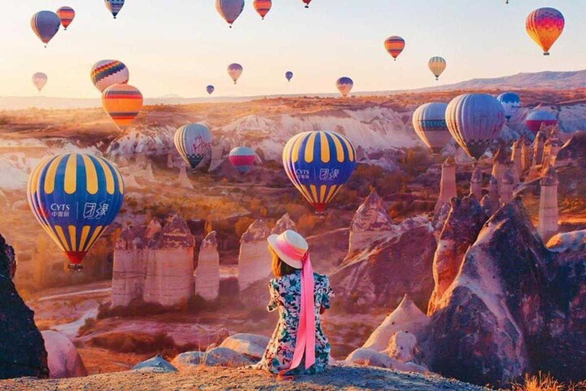 seorang gadis sedang melihat sekelompok balon udara panas