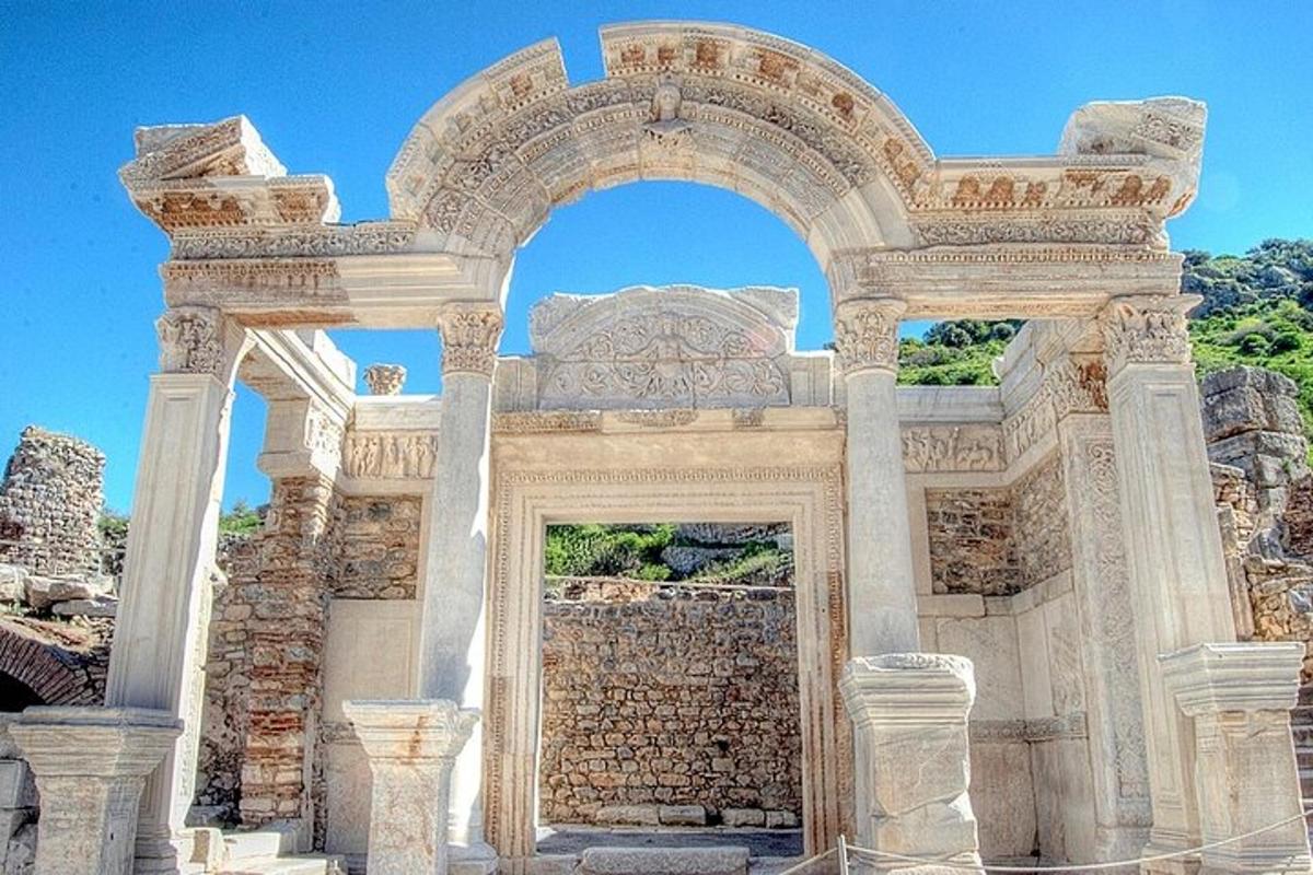 un arc en un edifici de pedra amb