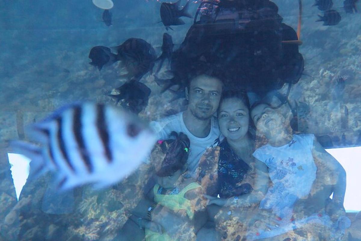 ein Mann und eine Frau und ein Fisch in einem Aquarium