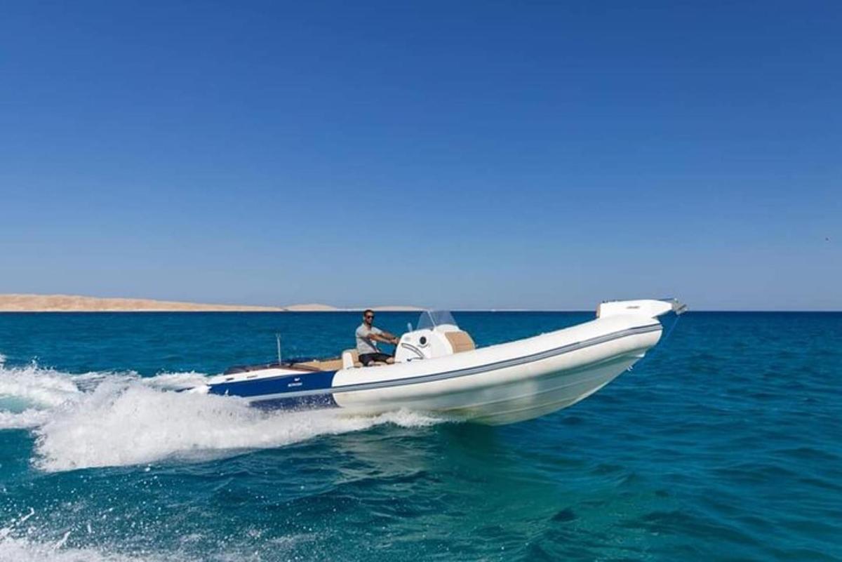 un hombre en un barco en el agua