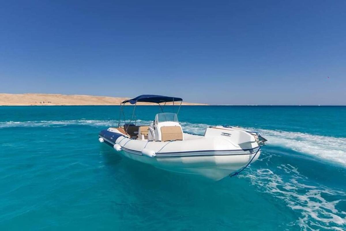 una barca bianca in mezzo all'acqua