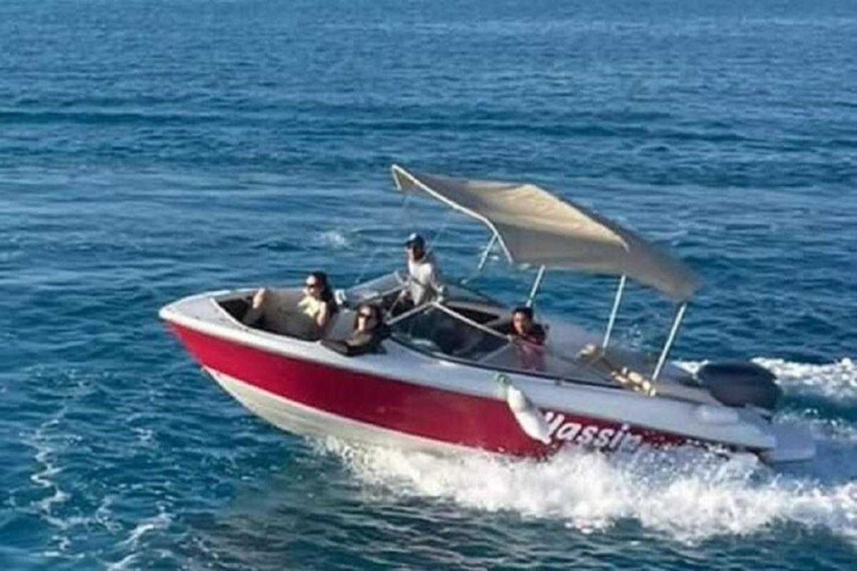un grupo de personas en un bote en el agua