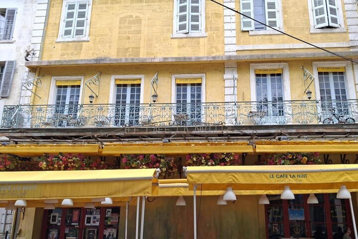 Un edificio con balcones y flores en el frente.