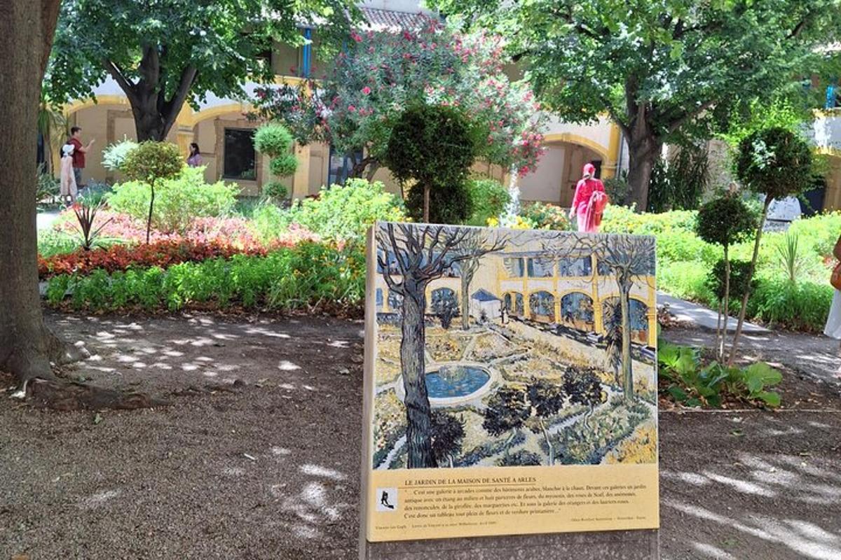 Un cartel en un parque con la imagen de una casa.