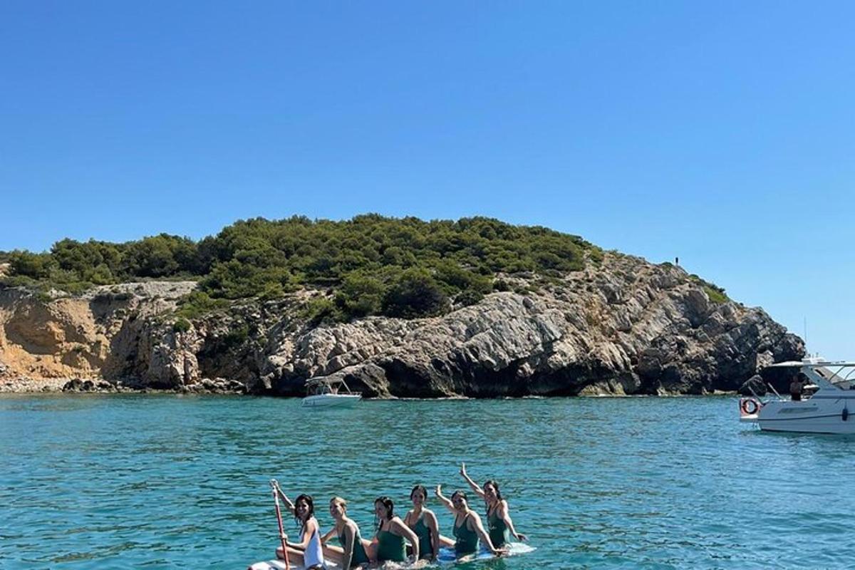 um grupo de pessoas na água em um barco