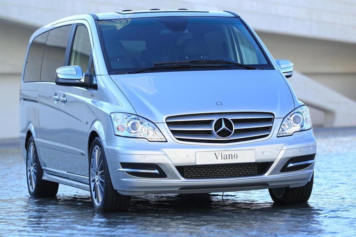 o dubă Mercedes Benz albă parcată în apă