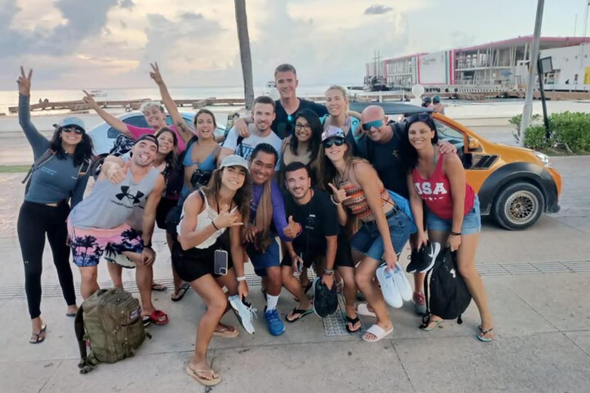 un grup de persones posant per a una foto