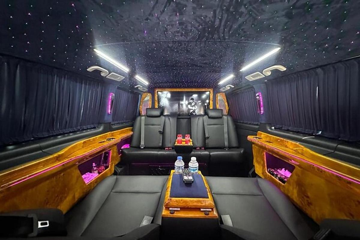 un bus avec des chaises et une table au milieu