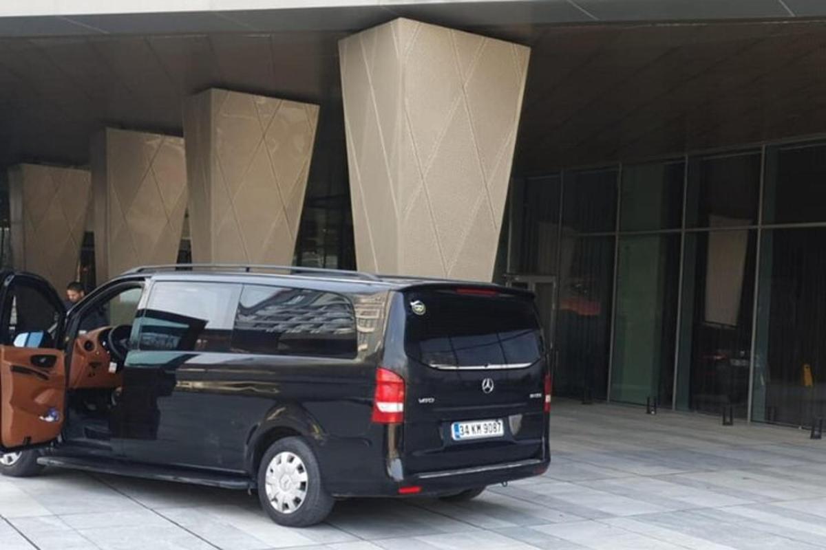 une camionnette noire garée devant un immeuble