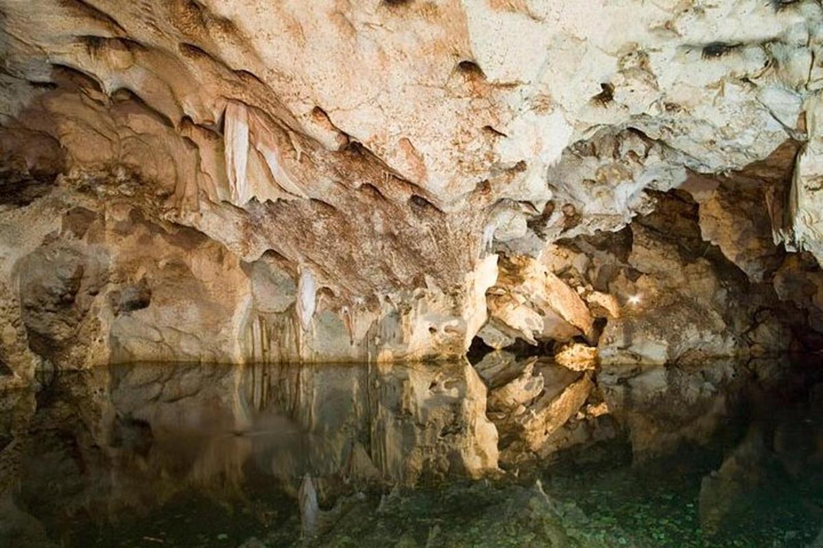 una grotta con un riflesso nell'acqua