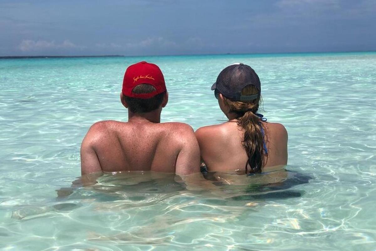 un bărbat și o femeie stând în ocean