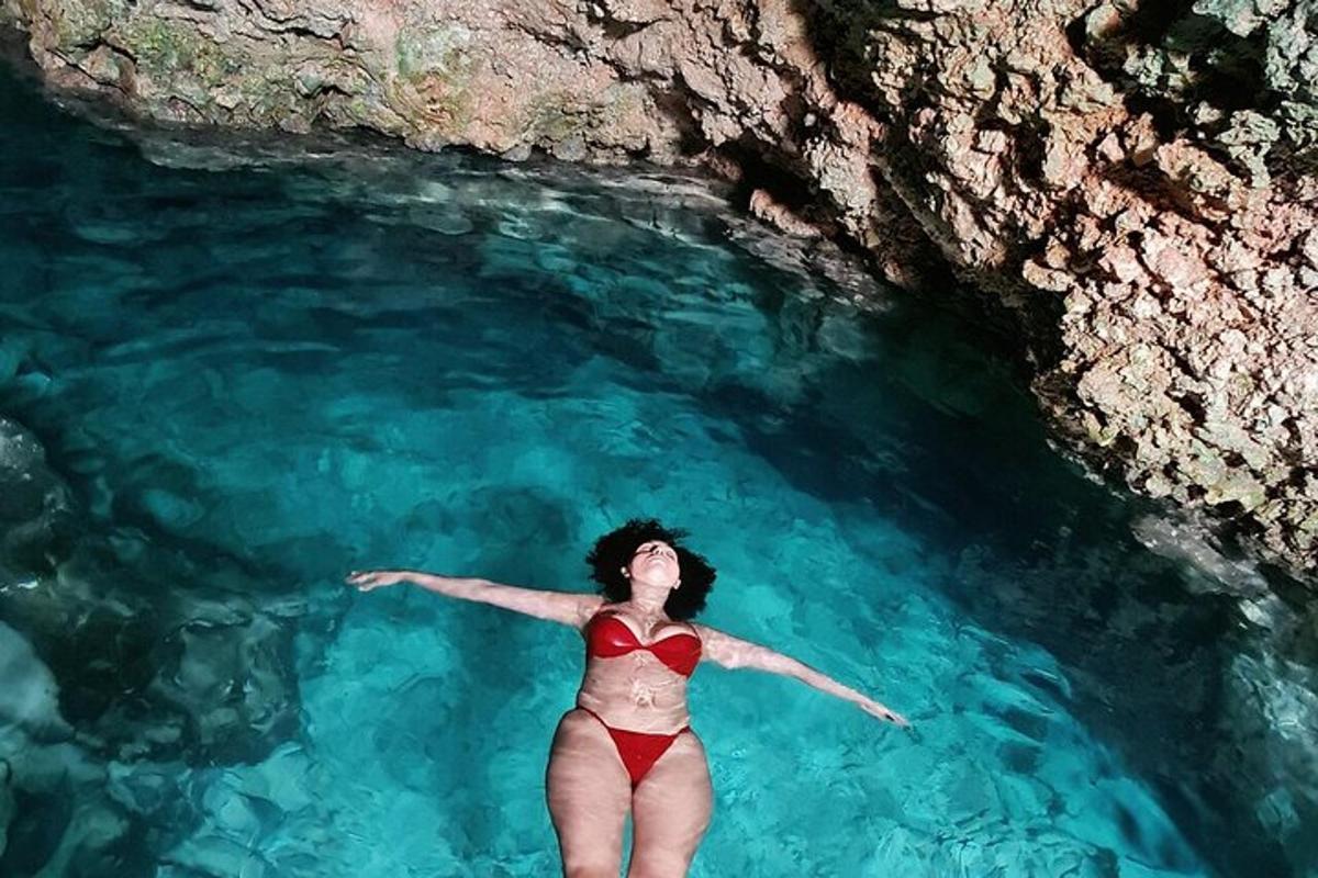 o femeie într-un bikini roșu într-o piscină cu apă