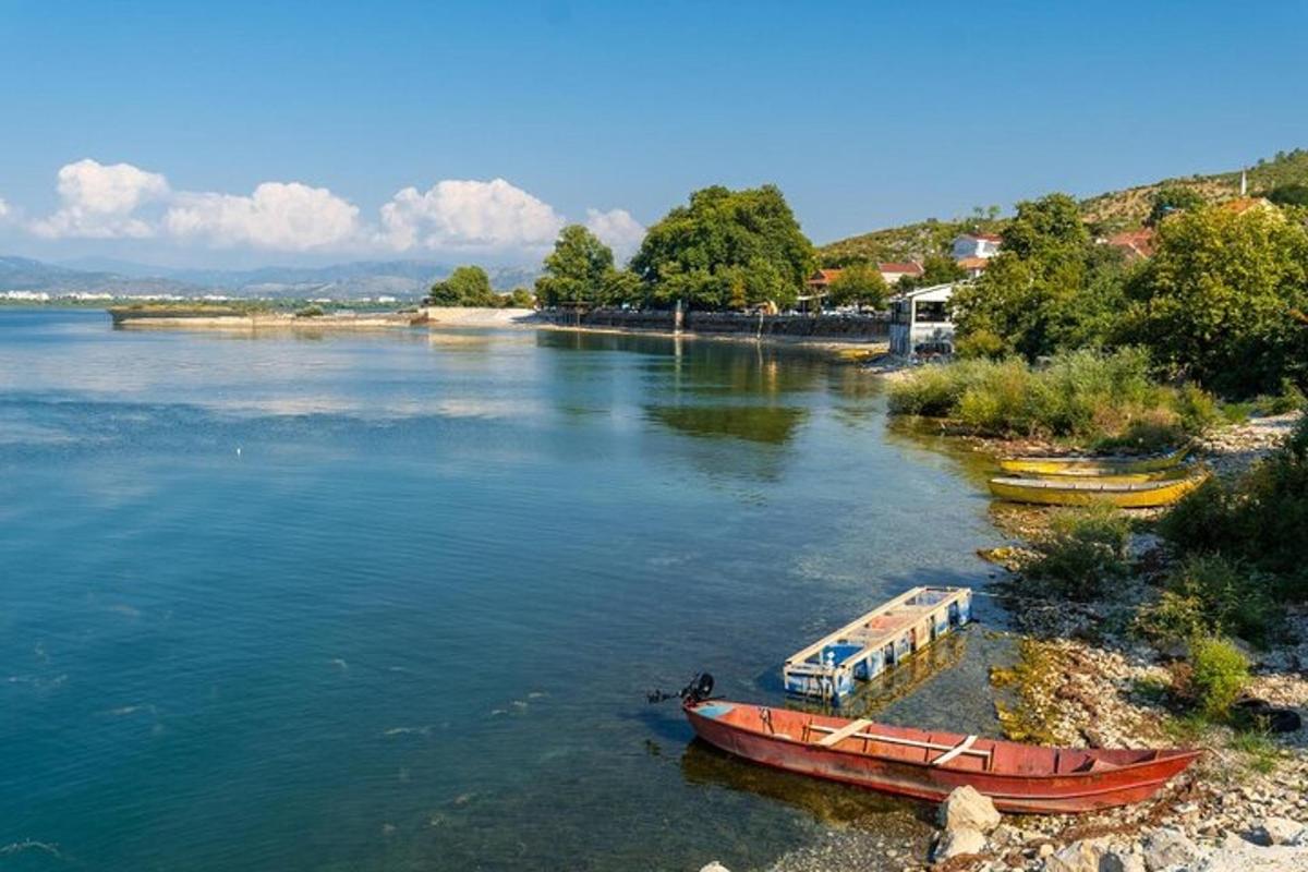 due barche sedute sulla riva di un fiume