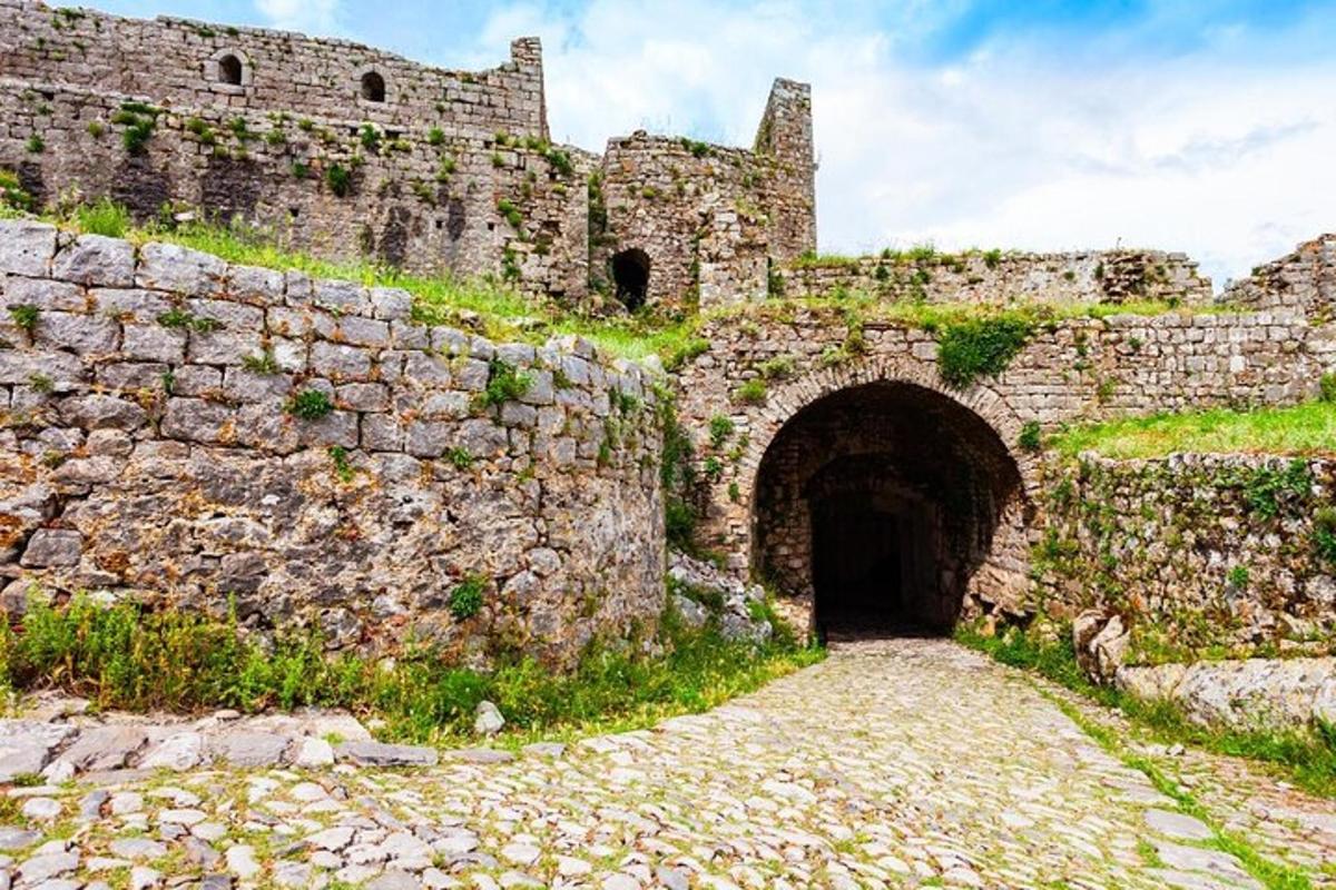 un vecchio muro di pietra con un tunnel di fronte