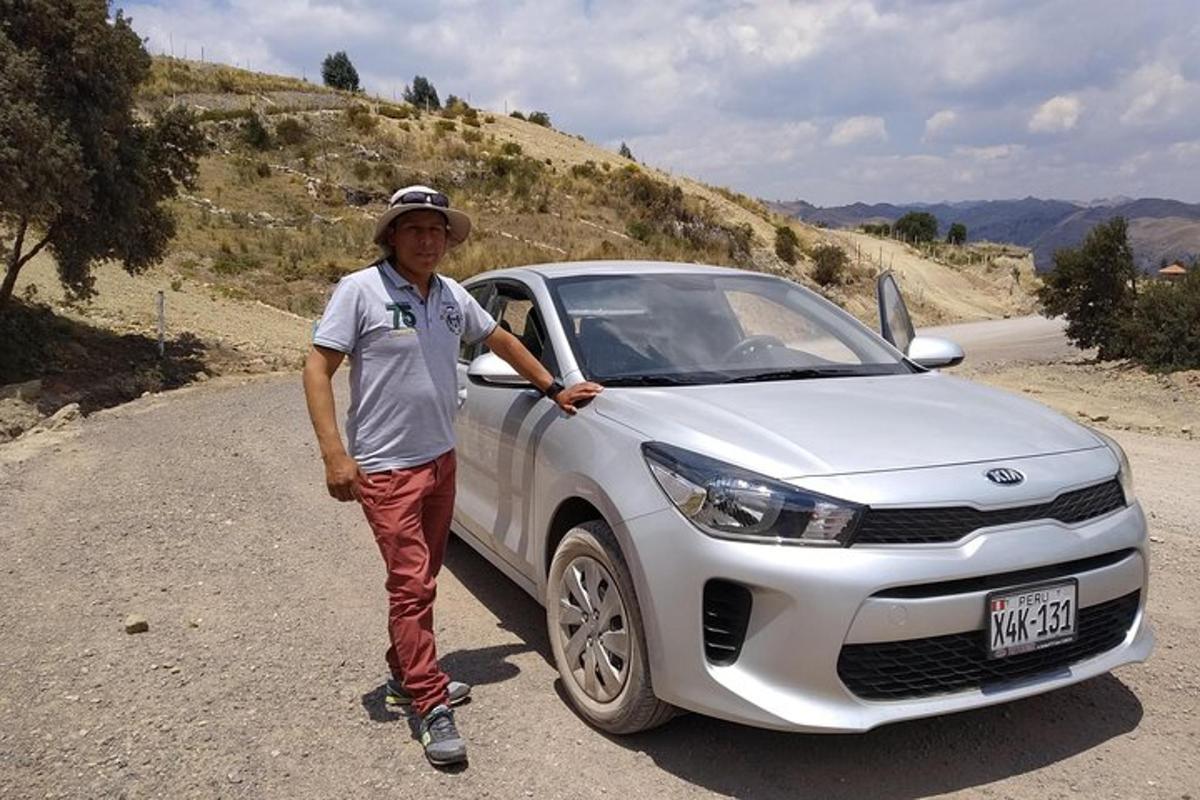 um homem parado ao lado de um carro branco em uma estrada