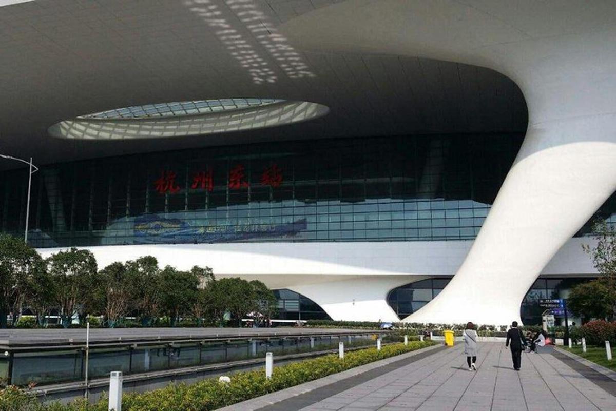 一群人在建筑物前行走