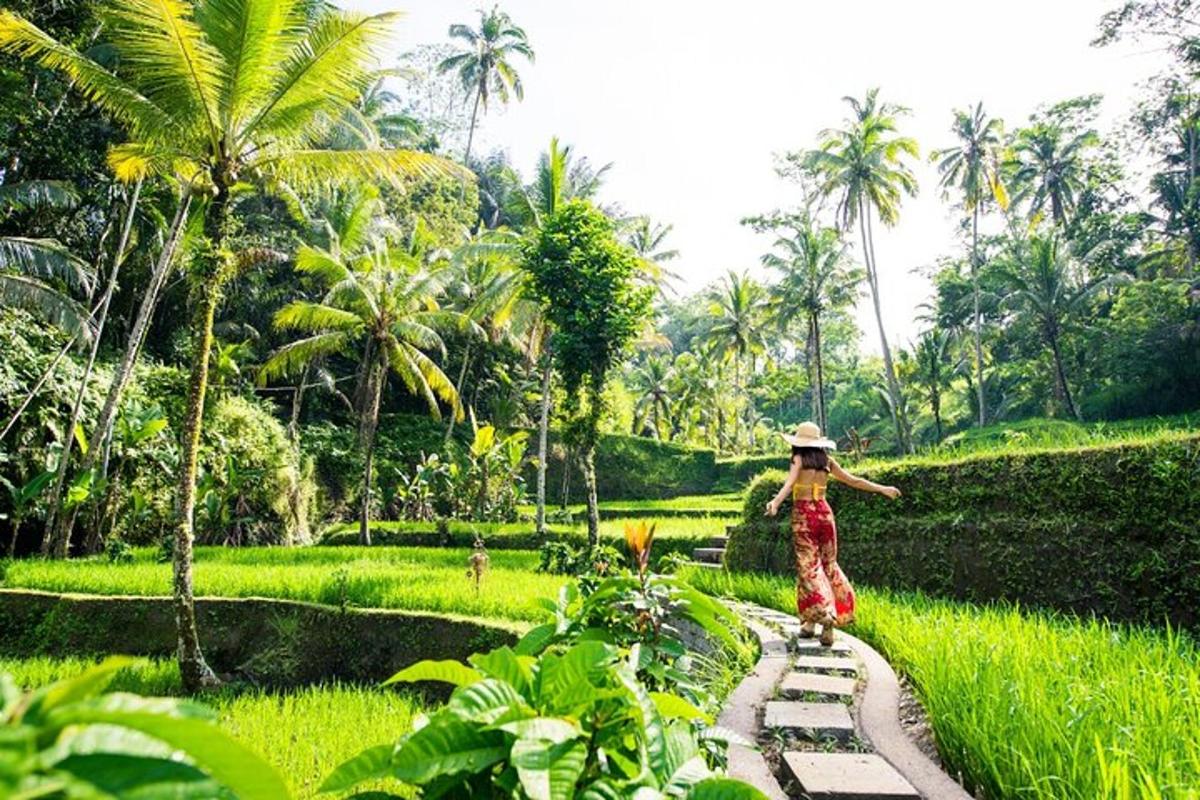 uma mulher caminhando por um caminho em um jardim