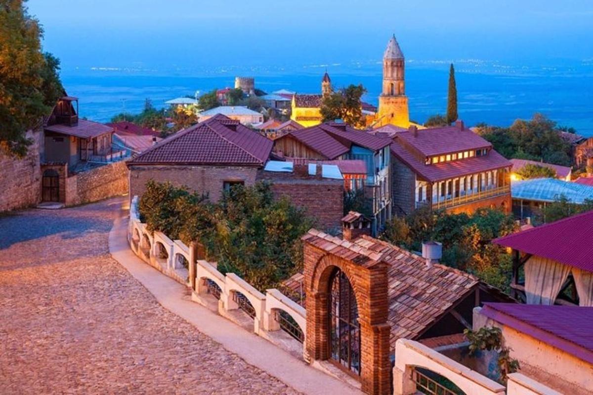 pogled na mesto z mostom in stavbami