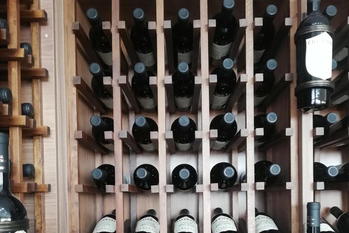 una pared con un montón de botellas de vino
