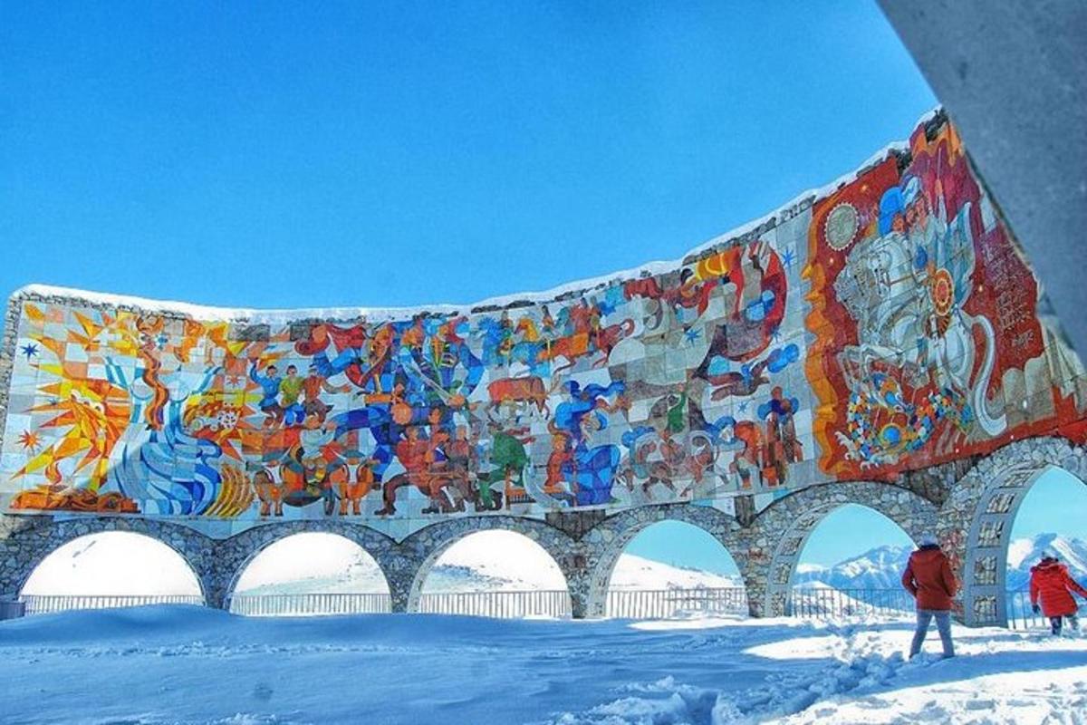 uma ponte com uma pintura na neve