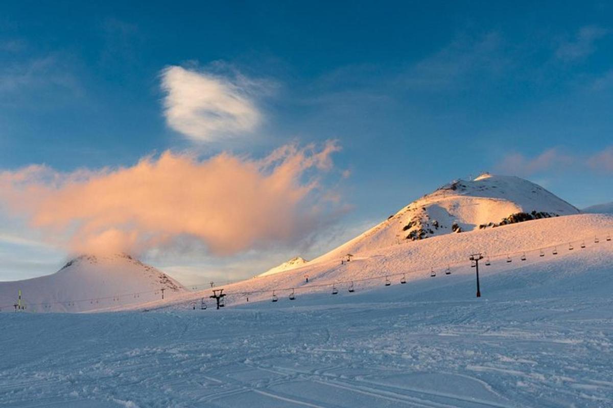 snæþakið fjall með skíðalyftu