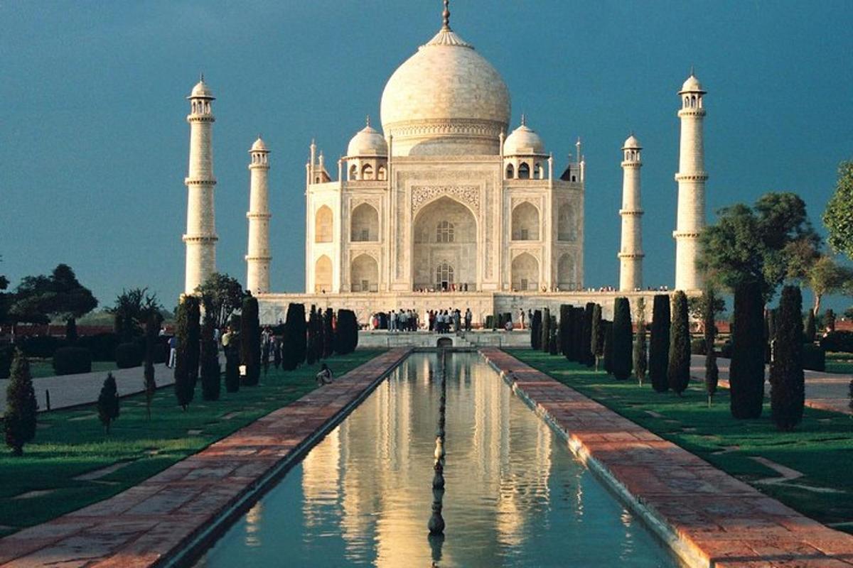 Pogled na Taj Mahal z ribnikom pred njim