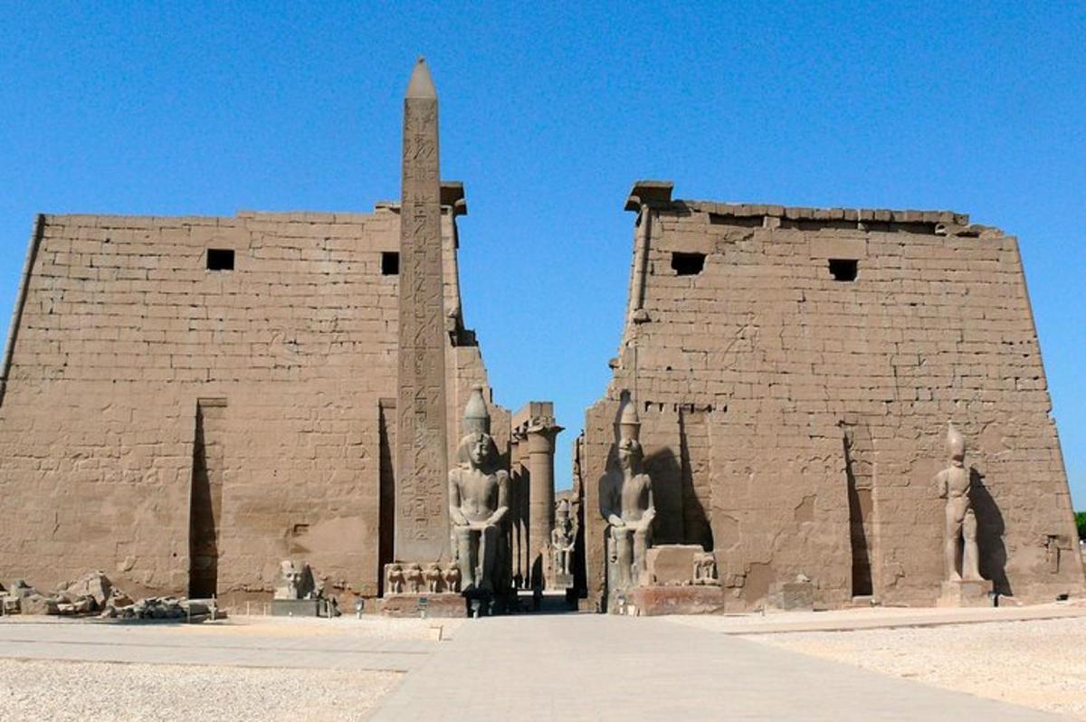 un edifici amb estàtues i un obelisc