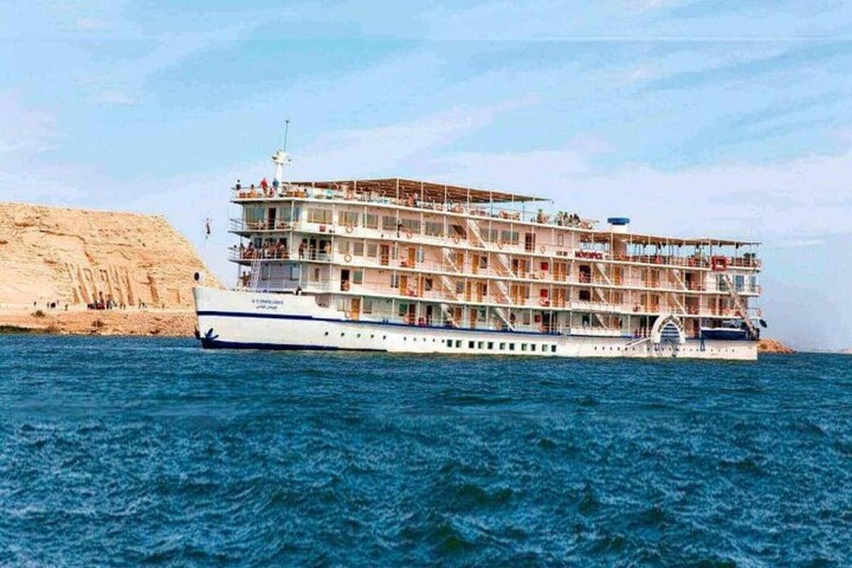 un gran creuer a l'aigua prop d'un penya-segat