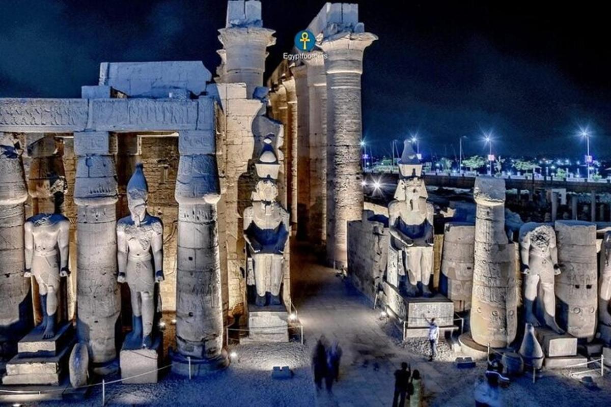un edificio con statue di persone di fronte di notte