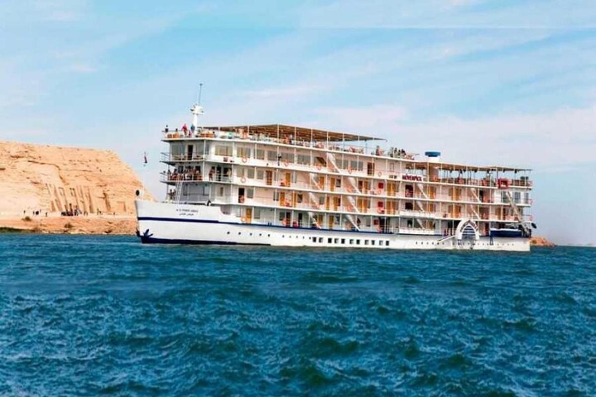 un gran creuer a l'aigua prop d'un penya-segat