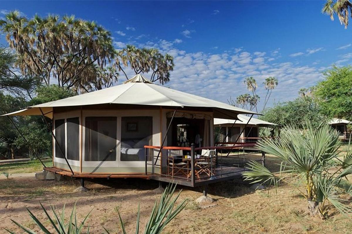 un gazebo con una tenda in un campo