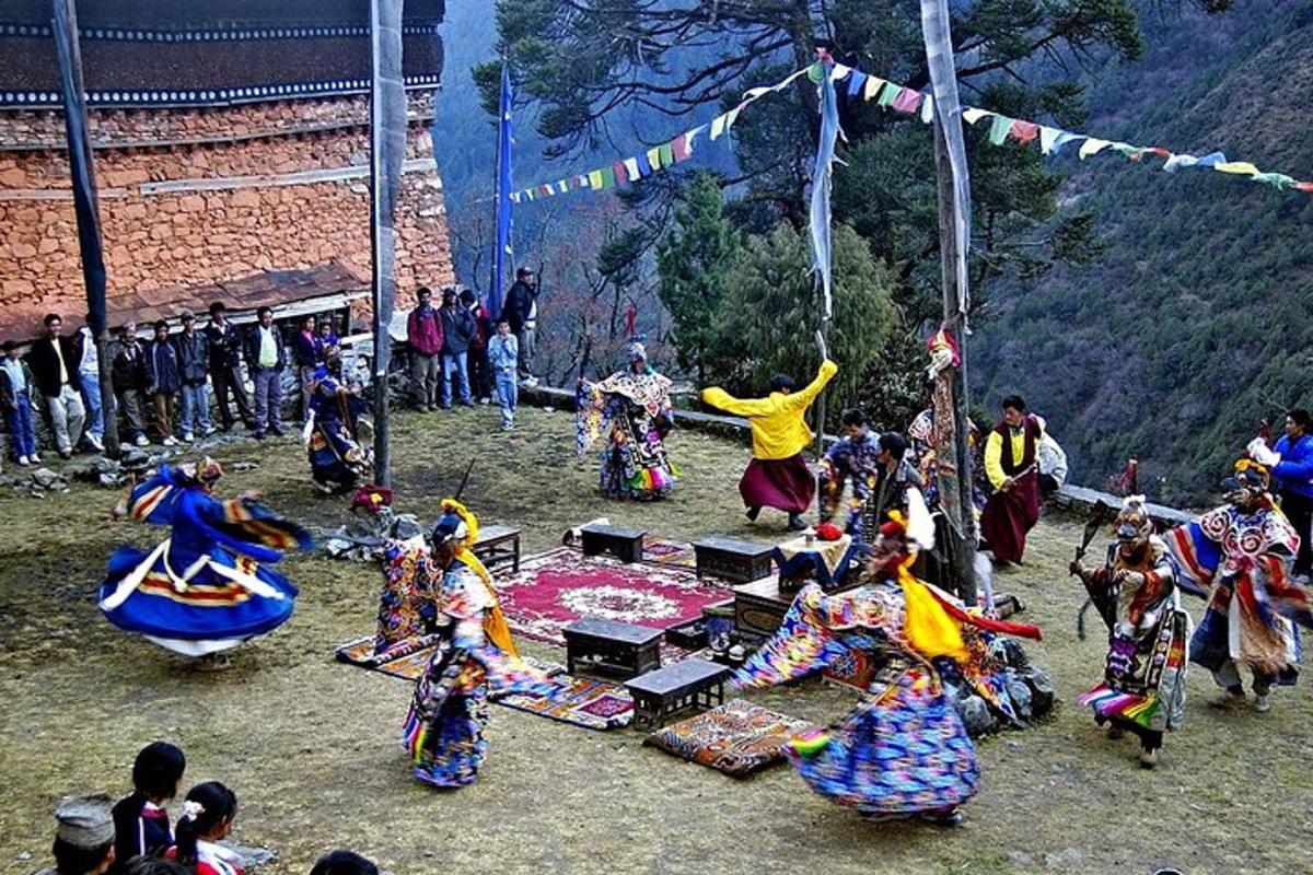 Un grupo de personas en danzas tradicionales y artistas.